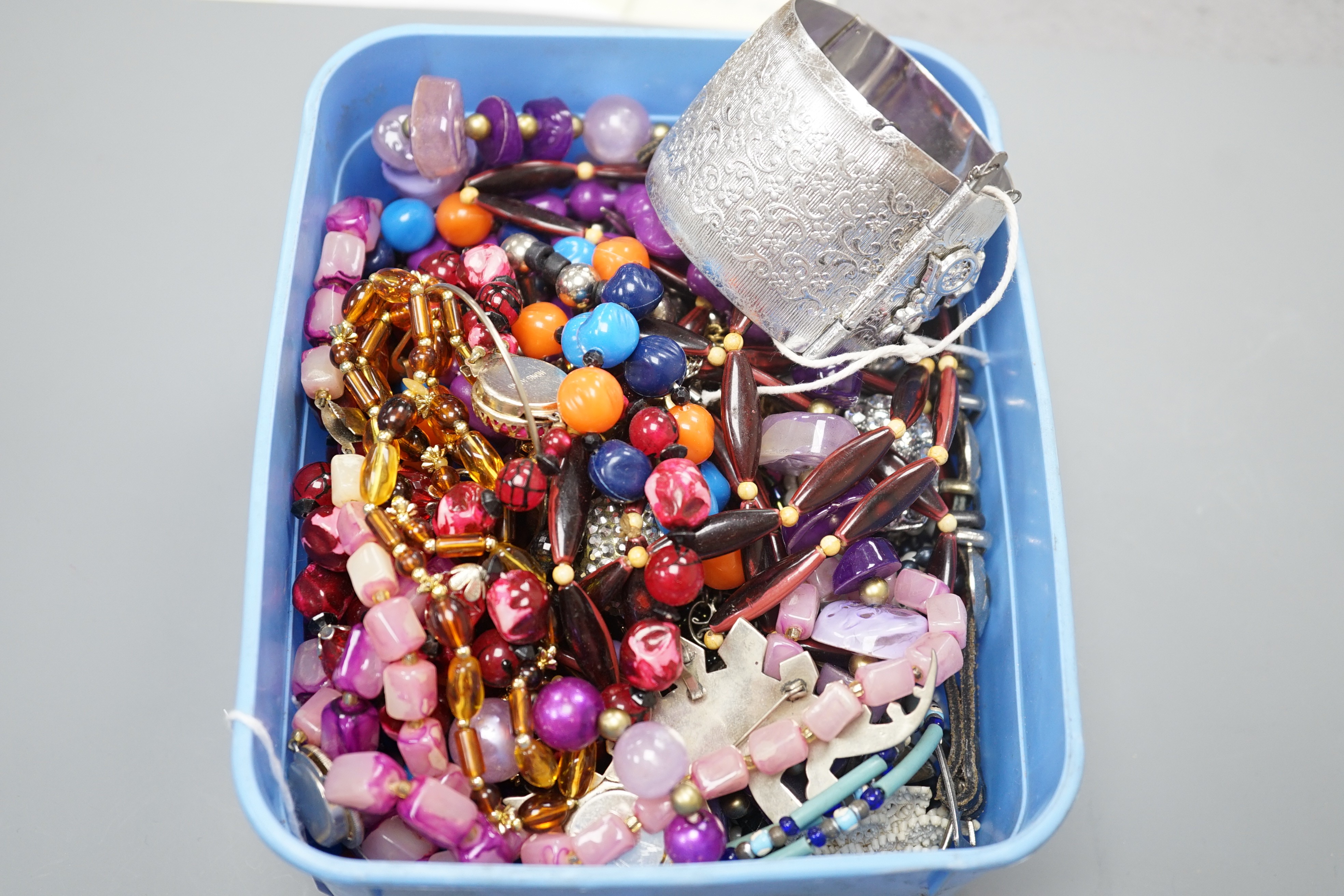 A quantity of assorted costume jewellery.